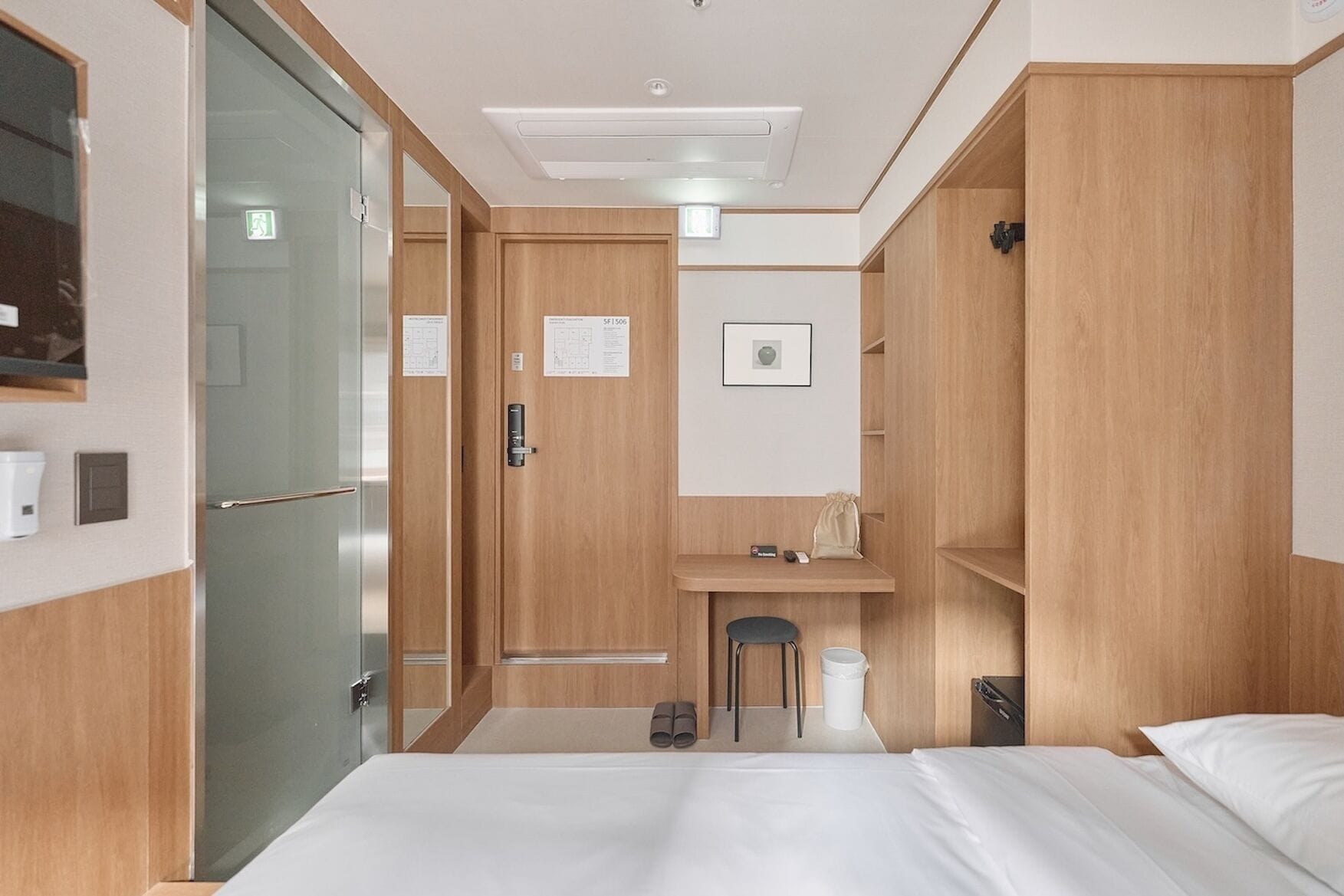 Dobbeltrom – deluxe | Skrivebord for bærbar PC, blendingsgardiner og lydisolert