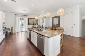 Fridge, microwave, oven, stovetop - ๐ The Dolce Vita! Incredible Home! New Inside for 2026. Views, pool, Game Room (Destin)