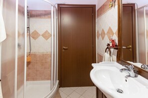 Douche, bidet, serviettes fournies