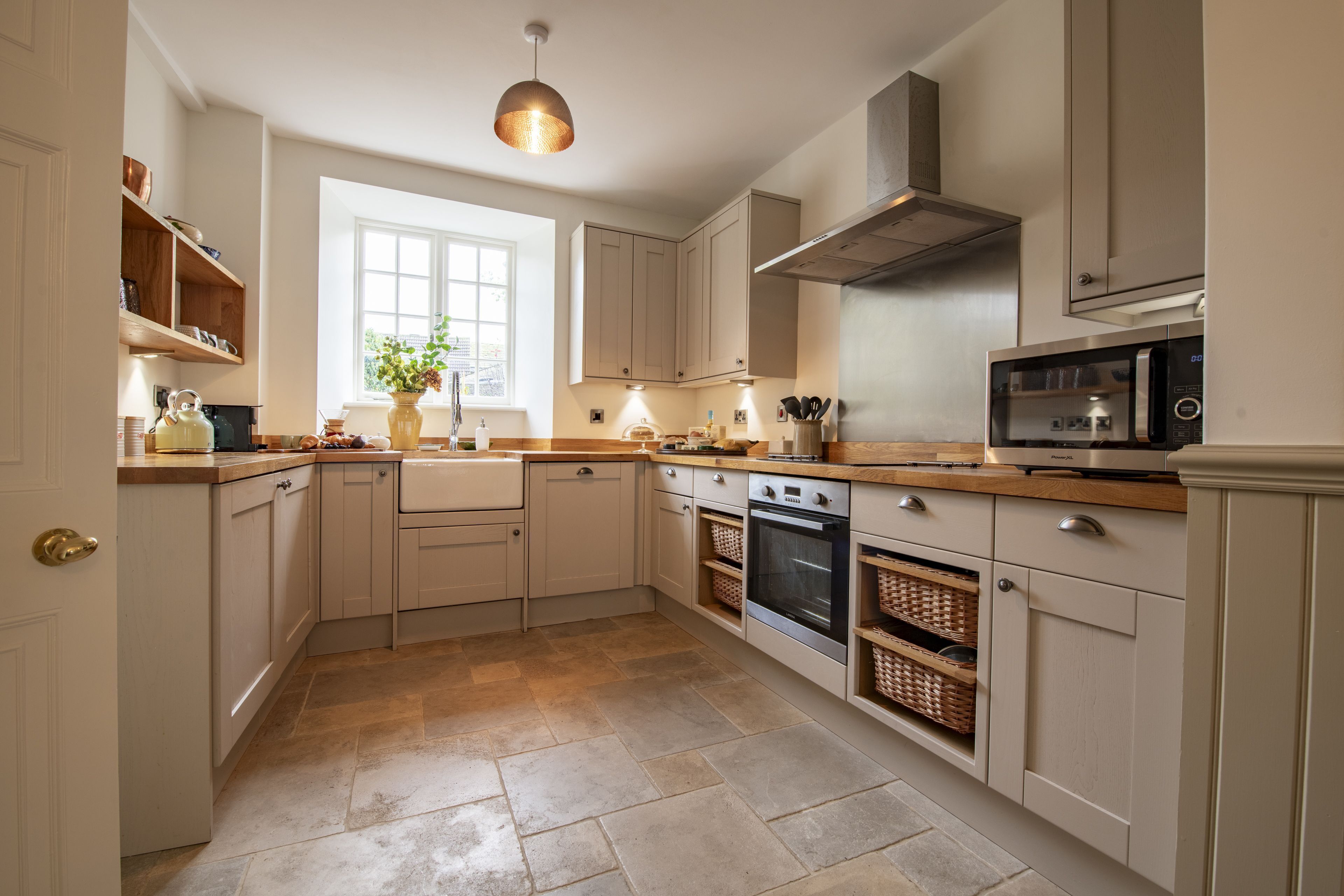 Fridge, microwave, dishwasher, coffee/tea maker