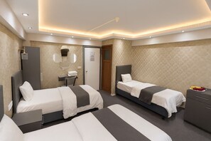 豪華三人房 | 迷你吧、免費嬰兒床、免費 Wi-Fi、床單