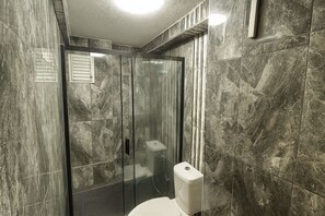 Phòng 3 Deluxe | Phòng tắm | Buồng tắm vòi sen, máy sấy tóc, dép đi trong nhà, khăn tắm 