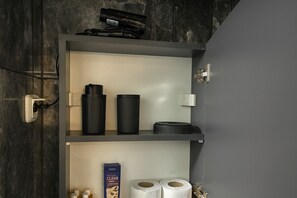 Quarto triplo luxo | Banheiro | Chuveiro, secador de cabelo, toalhas de banho, sabonete