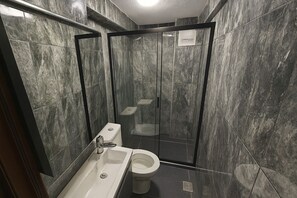 Quarto quádruplo premium | Banheiro | Chuveiro, secador de cabelo, toalhas de banho, sabonete