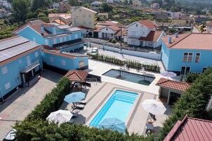 15 piscinas al aire libre, sombrillas, sillones reclinables de piscina