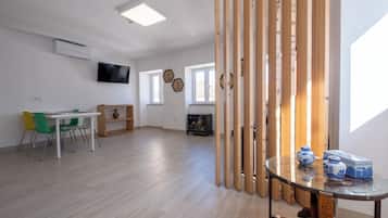 Appartement Deluxe, 1 grand lit et 1 canapé-lit, patio, vue cour intérieure | Coin séjour