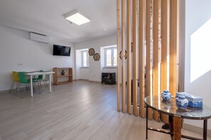 Deluxe Apartment, 1 Queen Bed with Sofa bed, Patio, Courtyard View | Living area