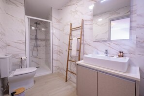 Deluxe Apartment, 3 Bedrooms, Private Bathroom, Poolside | Bathroom - Villa Montês (Arganil)
