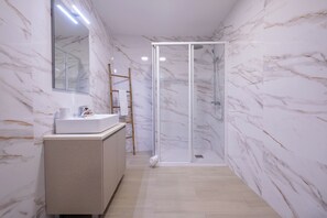 Family Condo, 2 Bedrooms, Kitchen, Pool View | Bathroom