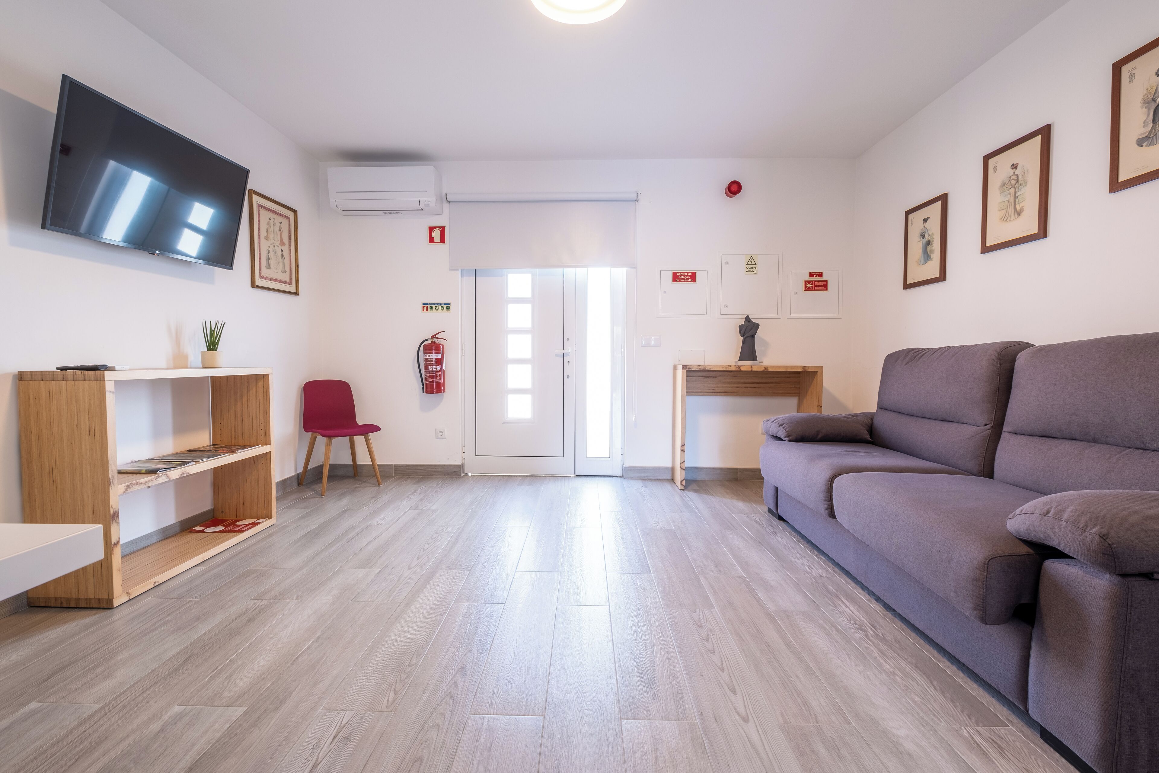 Deluxe appartement, 1 queensize bed met slaapbank, patio, uitzicht op binnenplaats | Woonruimte