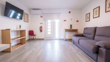 Deluxe appartement, 1 queensize bed met slaapbank, patio, uitzicht op binnenplaats | Woonruimte