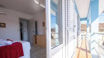 Appartamento Comfort, 3 camere da letto, balcone, vista piscina | Ferro/asse da stiro, Wi-Fi gratuito