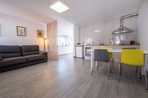 Deluxe Apartment, 1 Queen Bed with Sofa bed, Patio, Courtyard View | Living area - Villa Montês (Arganil)