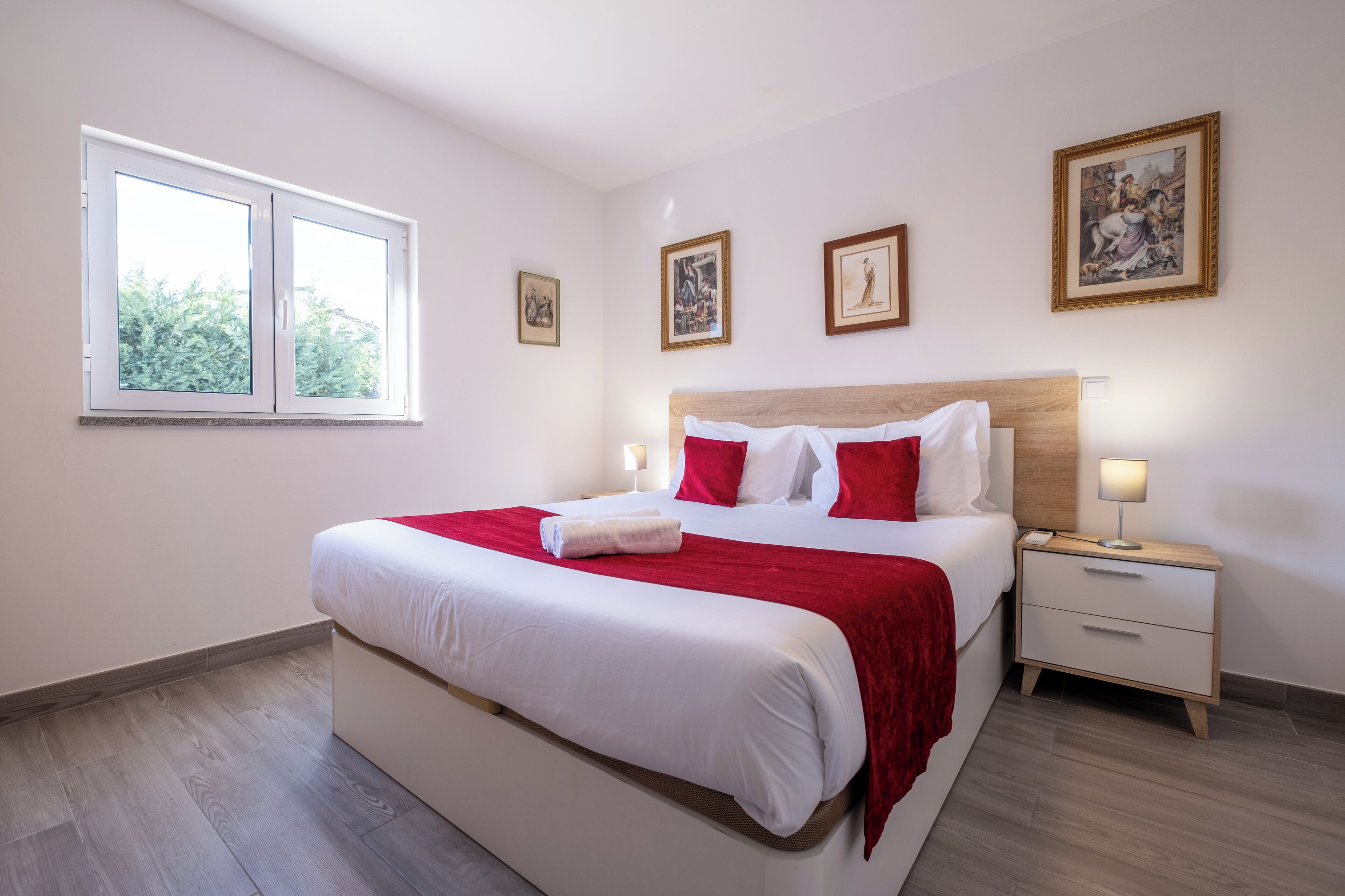 Deluxe appartement, 1 queensize bed met slaapbank, patio, uitzicht op binnenplaats | Een strijkplank/strijkijzer, gratis wifi