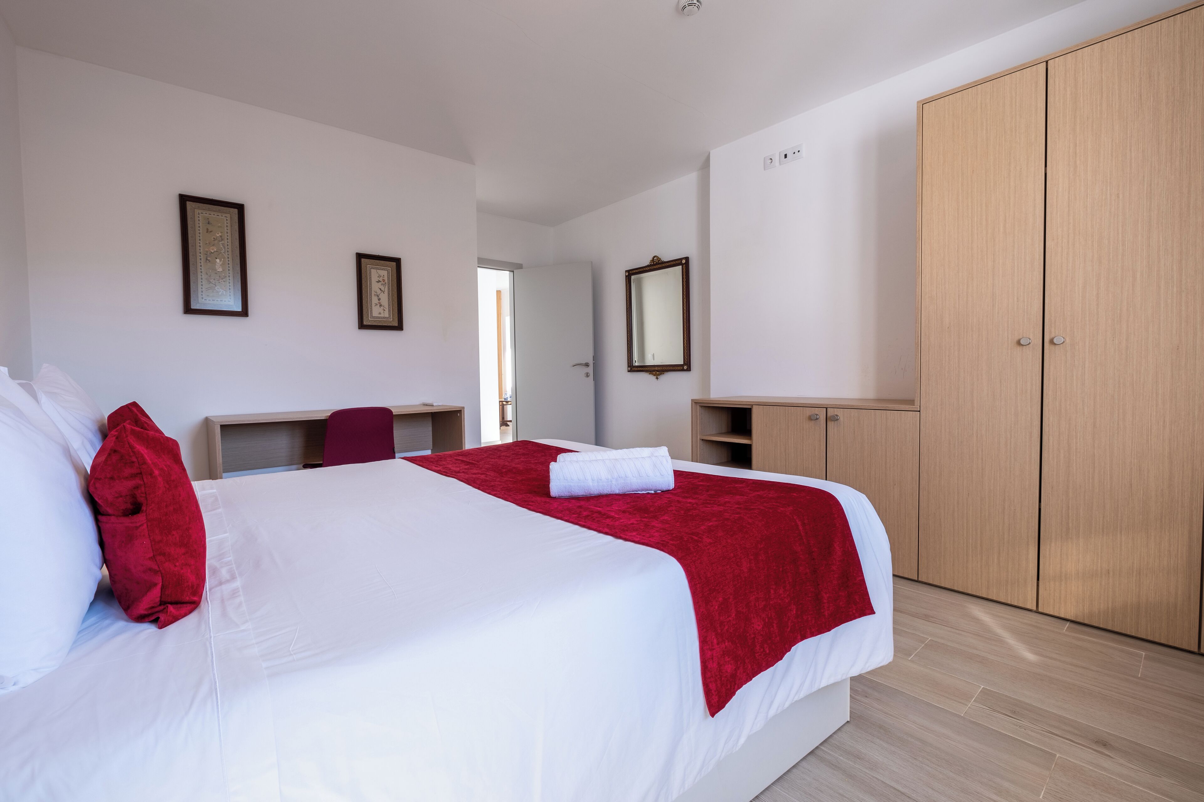 Deluxe appartement, 1 queensize bed met slaapbank, patio, uitzicht op binnenplaats | Een strijkplank/strijkijzer, gratis wifi