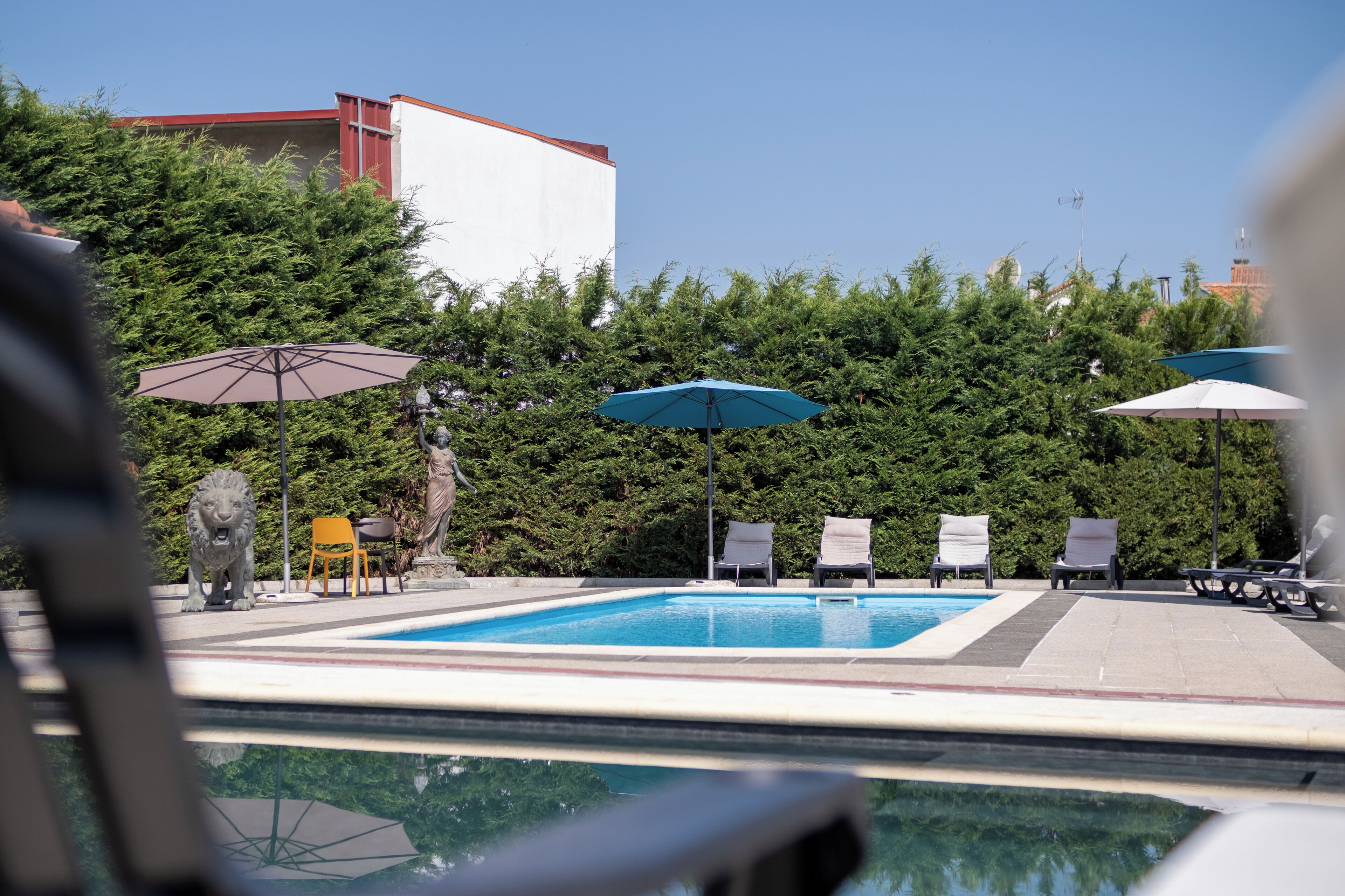 15 ulkouima-allasta avoinna 8.00–20.00, aurinkovarjoja, aurinkotuoleja