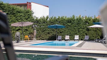 15 ulkouima-allasta avoinna 8.00–20.00, aurinkovarjoja, aurinkotuoleja