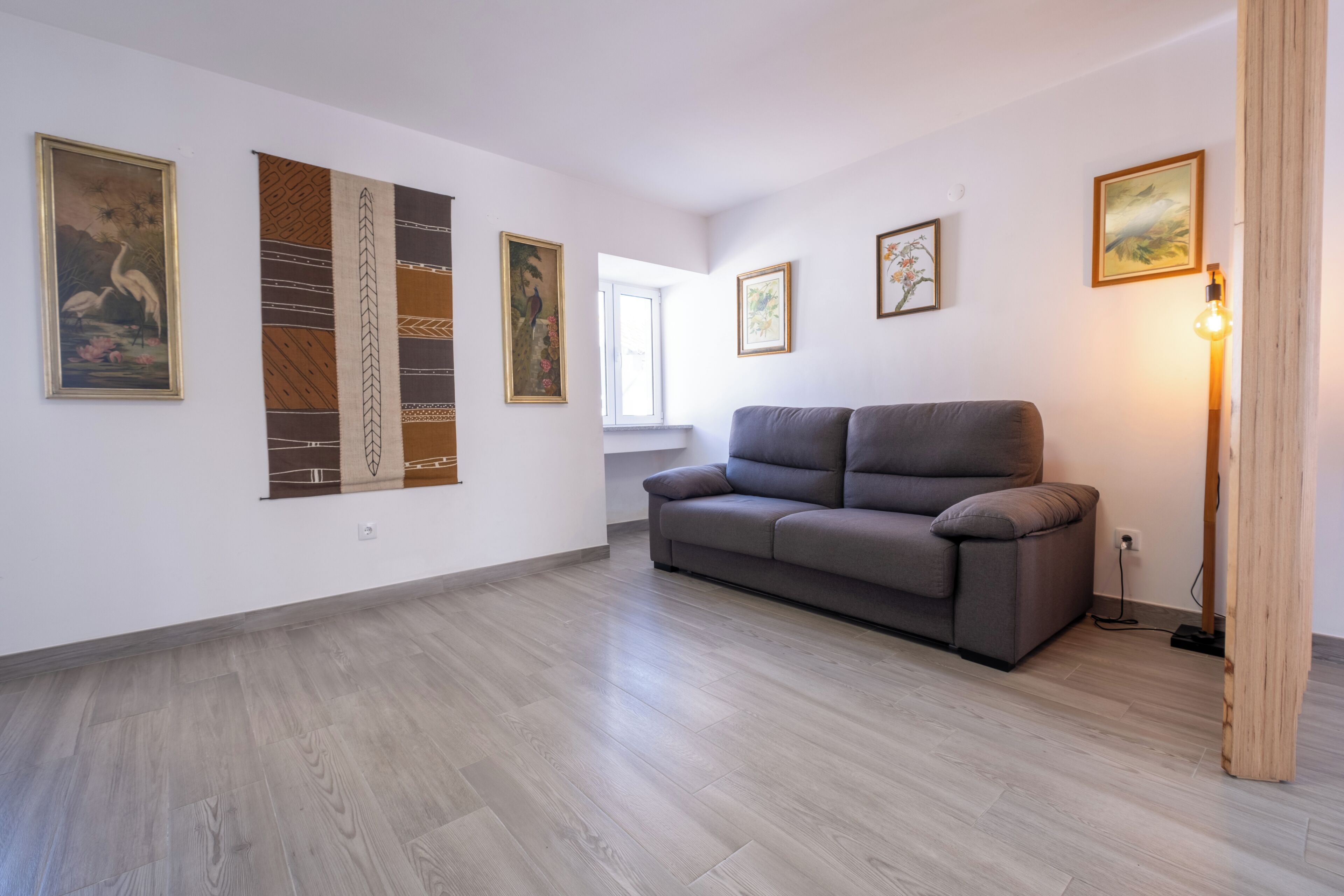 Deluxe-huoneisto, 1 keskisuuri parisänky ja vuodesohva, patio, näköala pihalle | Oleskelualue