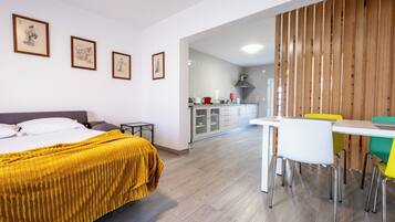 Deluxe Apartment, 1 Queen Bed with Sofa bed, Patio, Courtyard View | Living area