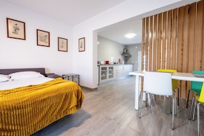 Deluxe Apartment, 1 Queen Bed with Sofa bed, Patio, Courtyard View | Living area - Villa Montês (Arganil)