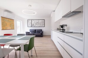 Deluxe Apartment, 3 Bedrooms, Private Bathroom, Poolside | Private kitchen | Highchair - Villa Montês (Arganil)