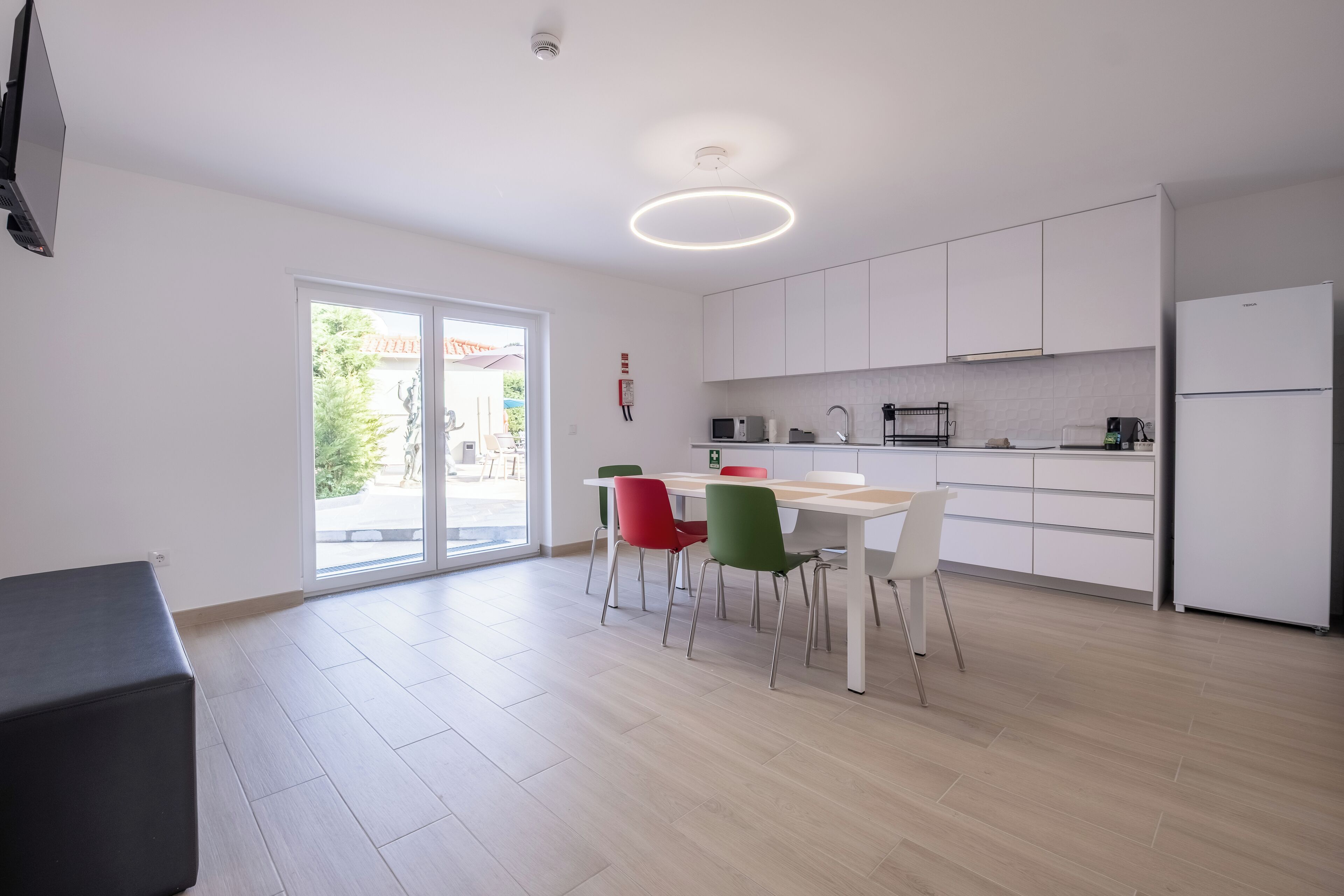 Familie appartement, 2 slaapkamers, keuken, uitzicht op zwembad | Privékeuken | Een kinderstoel