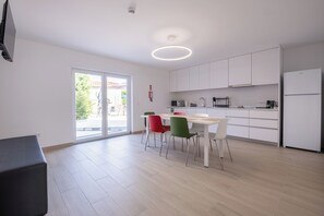 Familie appartement, 2 slaapkamers, keuken, uitzicht op zwembad | Privékeuken | Een kinderstoel