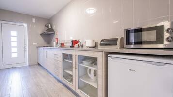 Leilighet – deluxe, 1 queensize-seng med sovesofa, terrasse, bakgårdsutsikt | Eget kjøkken | Høy barnestol