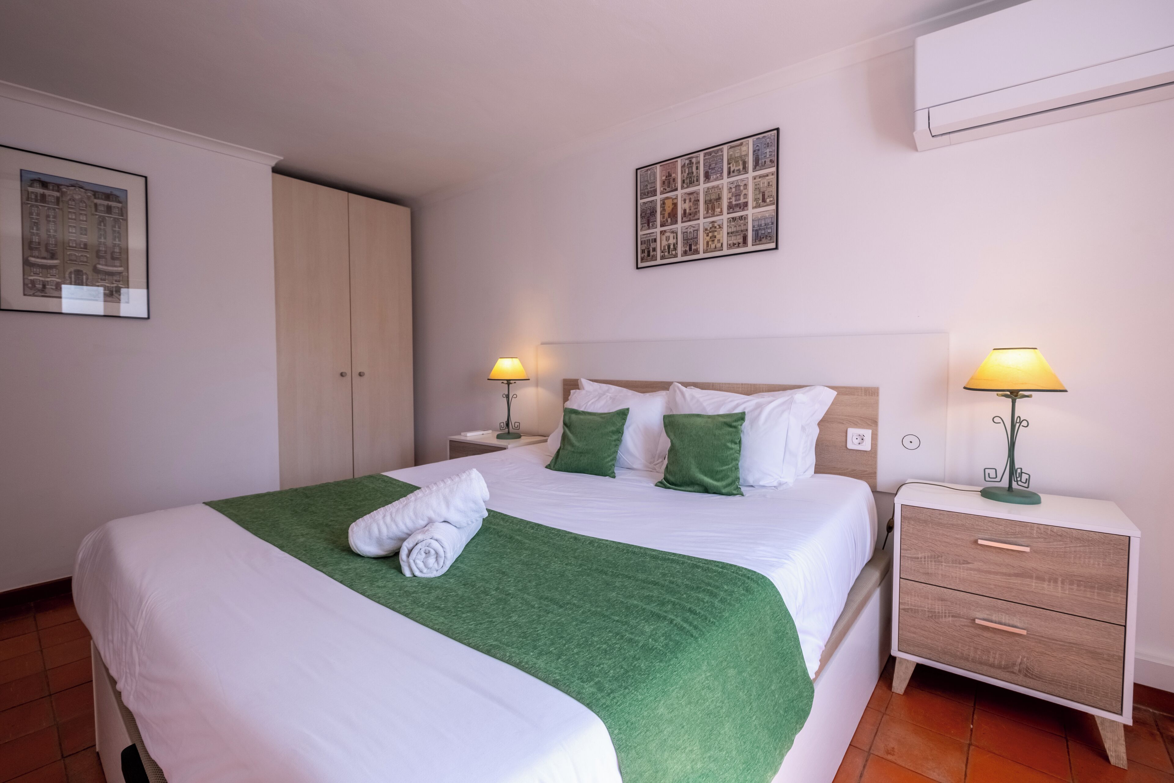 Klassiek appartement, 2 slaapkamers, keuken, aan het zwembad | Een strijkplank/strijkijzer, gratis wifi