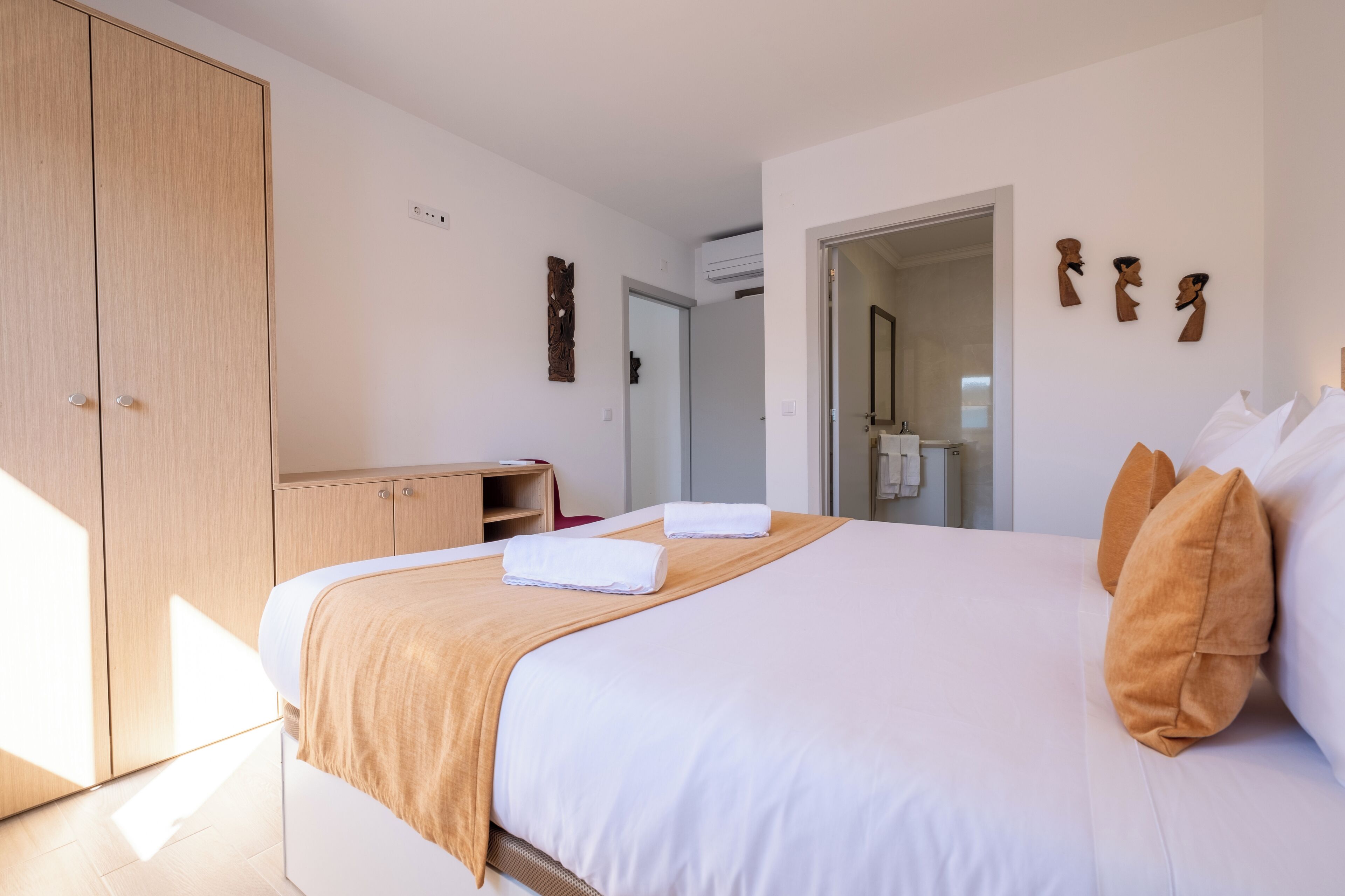 Superior appartement, 3 slaapkamers, balkon, uitzicht op zwembad | Een strijkplank/strijkijzer, gratis wifi