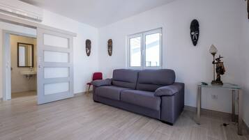 Appartement Supérieur, 3 chambres, balcon, vue piscine | Coin séjour