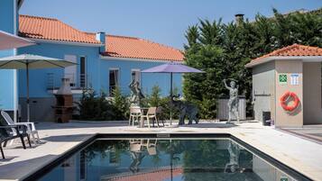 15 piscine all'aperto, ombrelloni da piscina, lettini