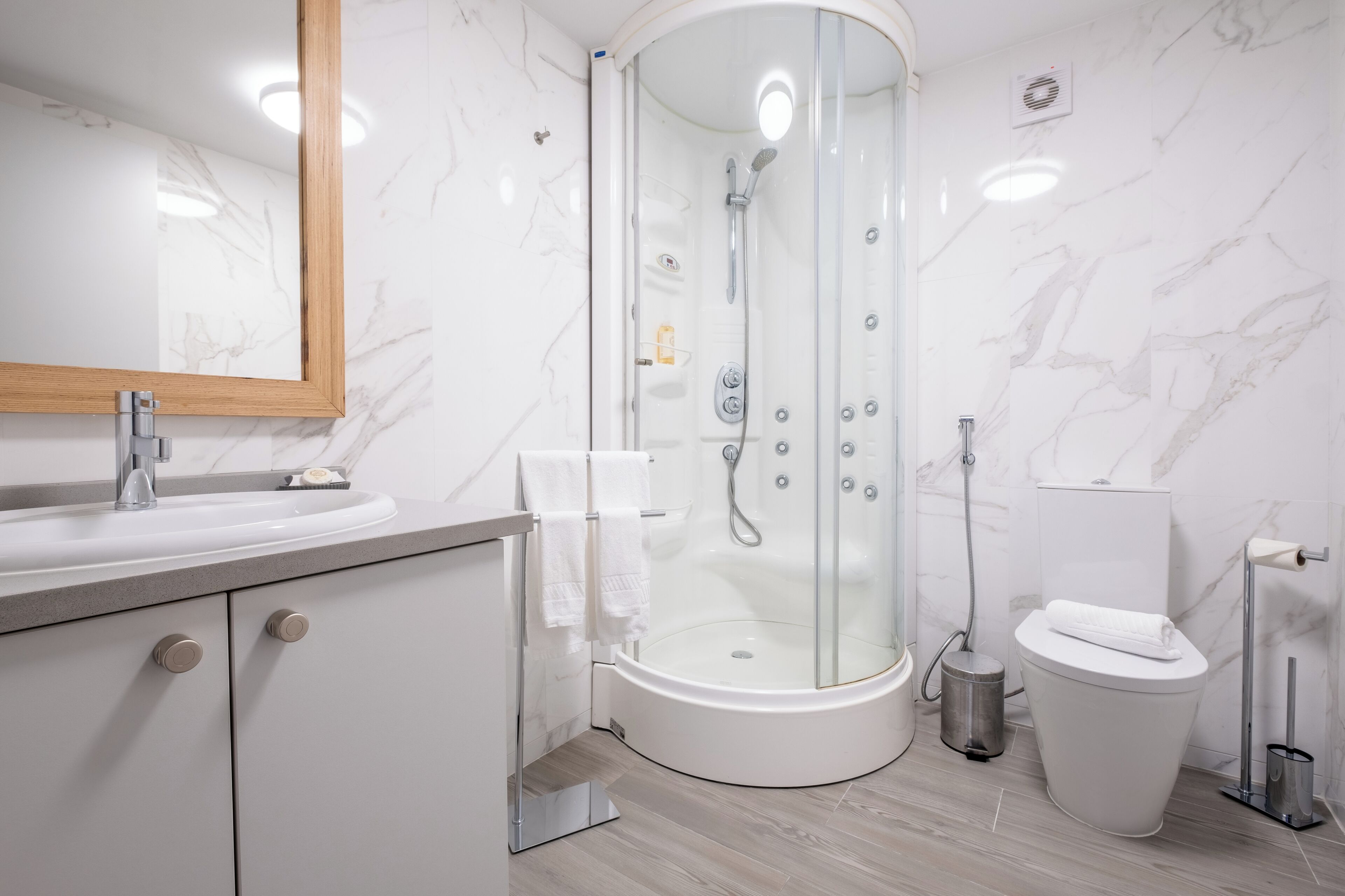 Deluxe Apartment, 1 Queen Bed with Sofa bed, Patio, Courtyard View | Bathroom