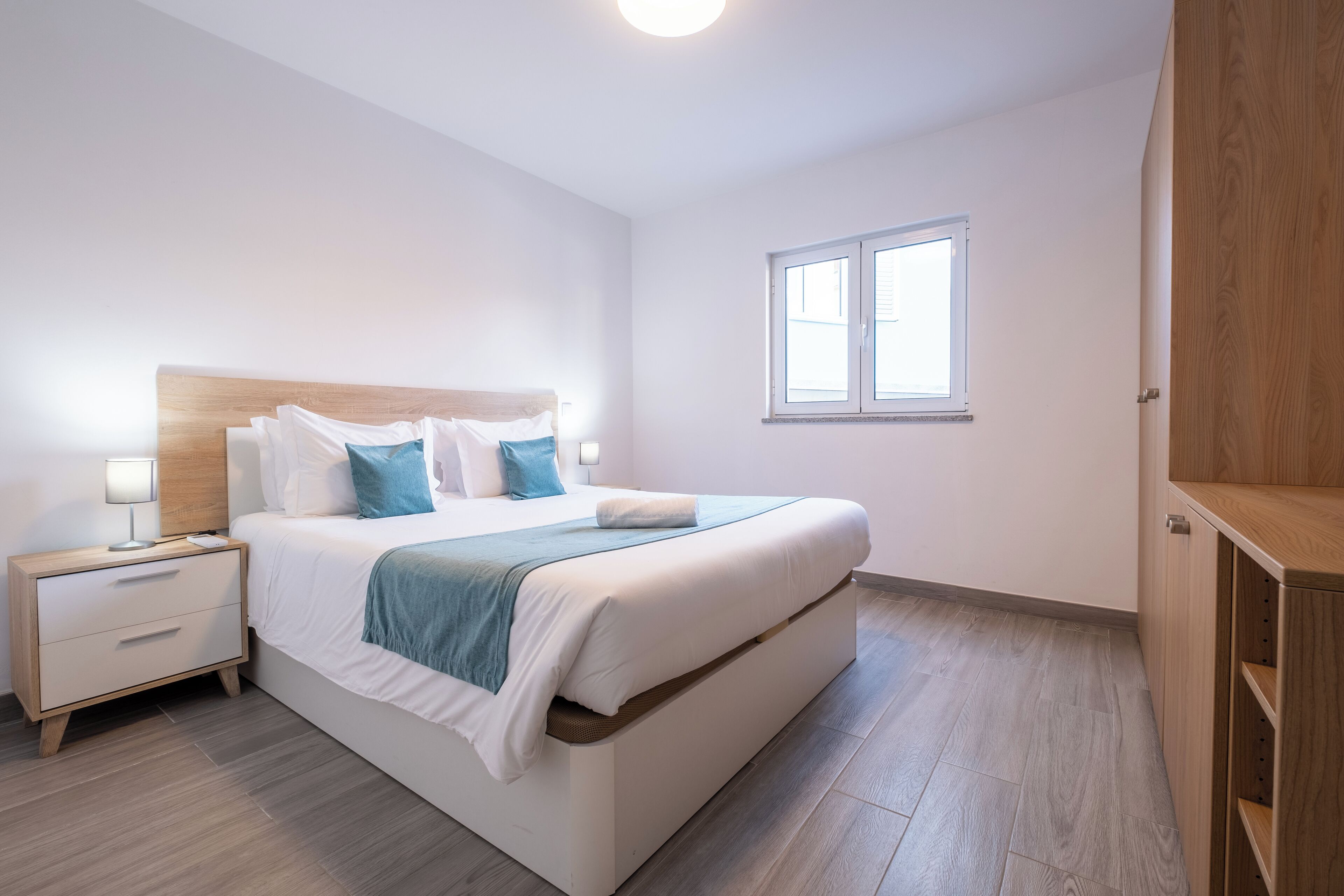 Deluxe appartement, 1 queensize bed met slaapbank, patio, uitzicht op binnenplaats | Een strijkplank/strijkijzer, gratis wifi