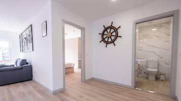 ดีลักซ์อพาร์ทเมนท์, 3 ห้องนอน, ห้องน้ำส่วนตัว, ริมสระว่ายน้ำ | บริเวณนั่งเล่น