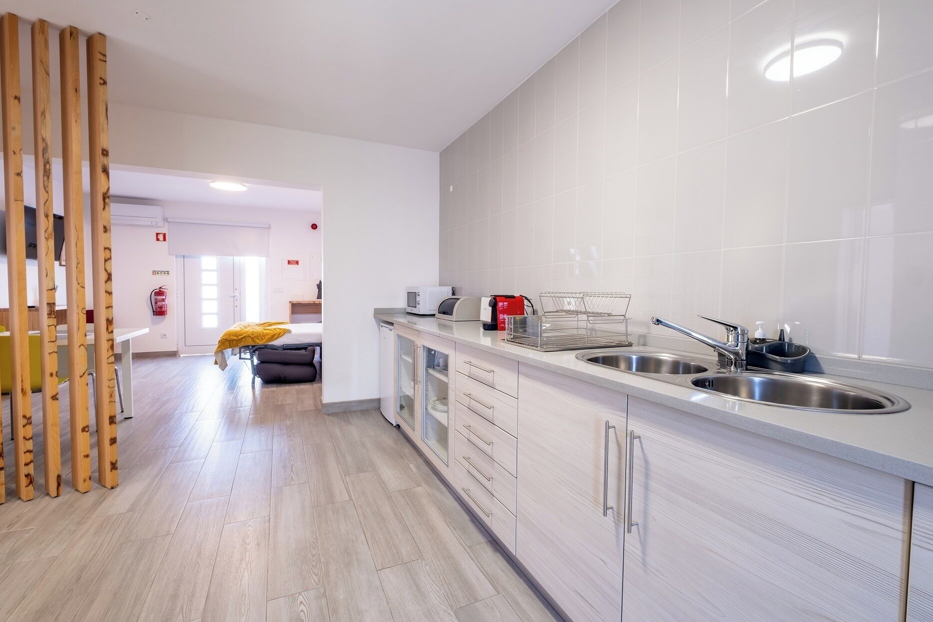 Appartement Deluxe, 1 grand lit et 1 canapé-lit, patio, vue cour intérieure | Cuisine privée | Chaise haute