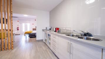 Appartement Deluxe, 1 grand lit et 1 canapé-lit, patio, vue cour intérieure | Cuisine privée | Chaise haute