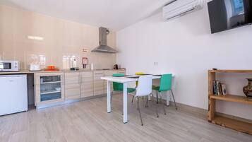 Deluxe Apartment, 1 Queen Bed with Sofa bed, Patio, Courtyard View | Private kitchen