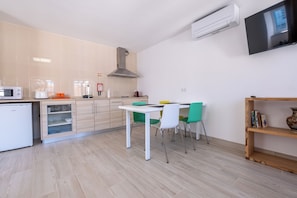 Deluxe Apartment, 1 Queen Bed with Sofa bed, Patio, Courtyard View | Private kitchen | Highchair - Villa Montês (Arganil)