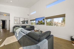 Casa superior, 6 habitaciones, hidromasaje, vista a la montaña | Sala de estar | Smart TV de 50 pulgadas con canales digitales y chimenea 