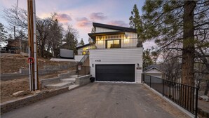 Una casa moderna de dos pisos con garaje y una entrada para coches.