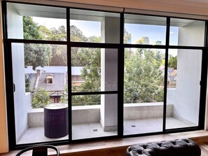 Interior - Peaceful Modern Luxe City View Suite with Parking (Woolloomooloo)