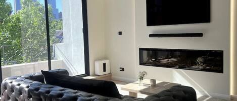 TV, lareira, aparelho de som