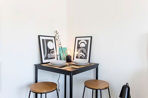 In-room dining - Regras Apartments & Garden A14 by Benefit Collection (Porto)