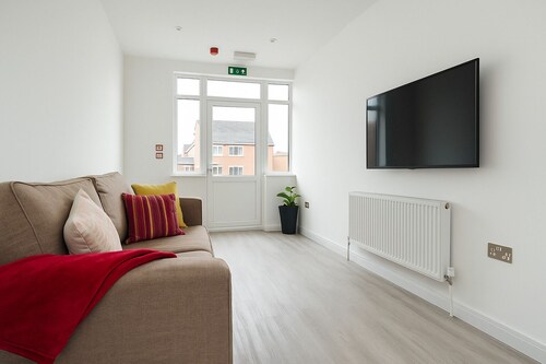 Modern 4-Ensuite Bedroom Home Near Heathrow with Parking & Garden