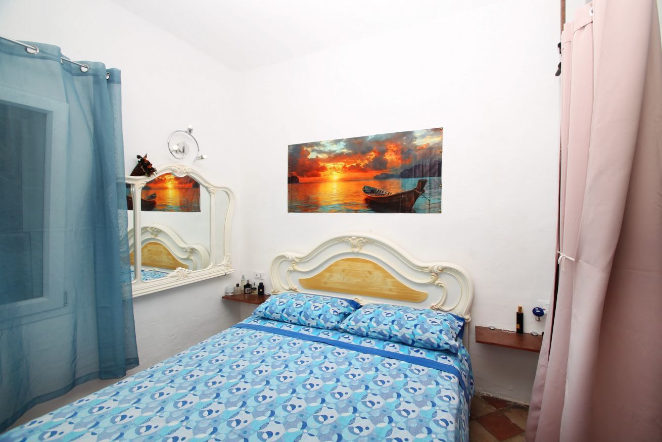 1 chambre, fer et planche à repasser, lit de bébé portatif