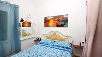 1 chambre, fer et planche à repasser, lit de bébé portatif