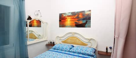 1 habitación, tabla de planchar con plancha y cuna de viaje