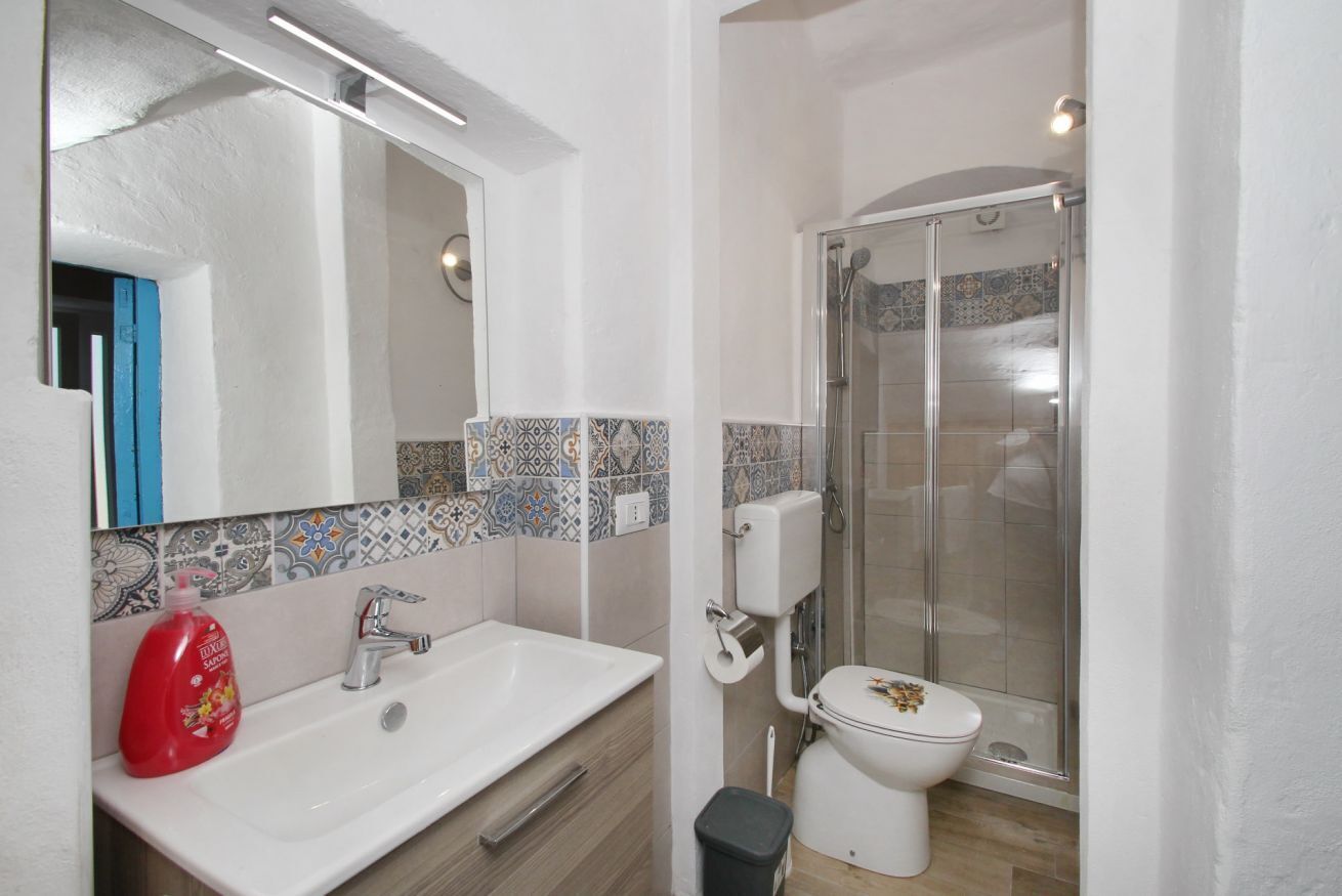 Douche, séchoir à cheveux, bidet, serviettes fournies