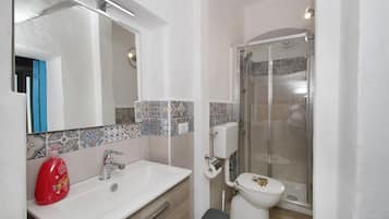 Douche, séchoir à cheveux, bidet, serviettes fournies
